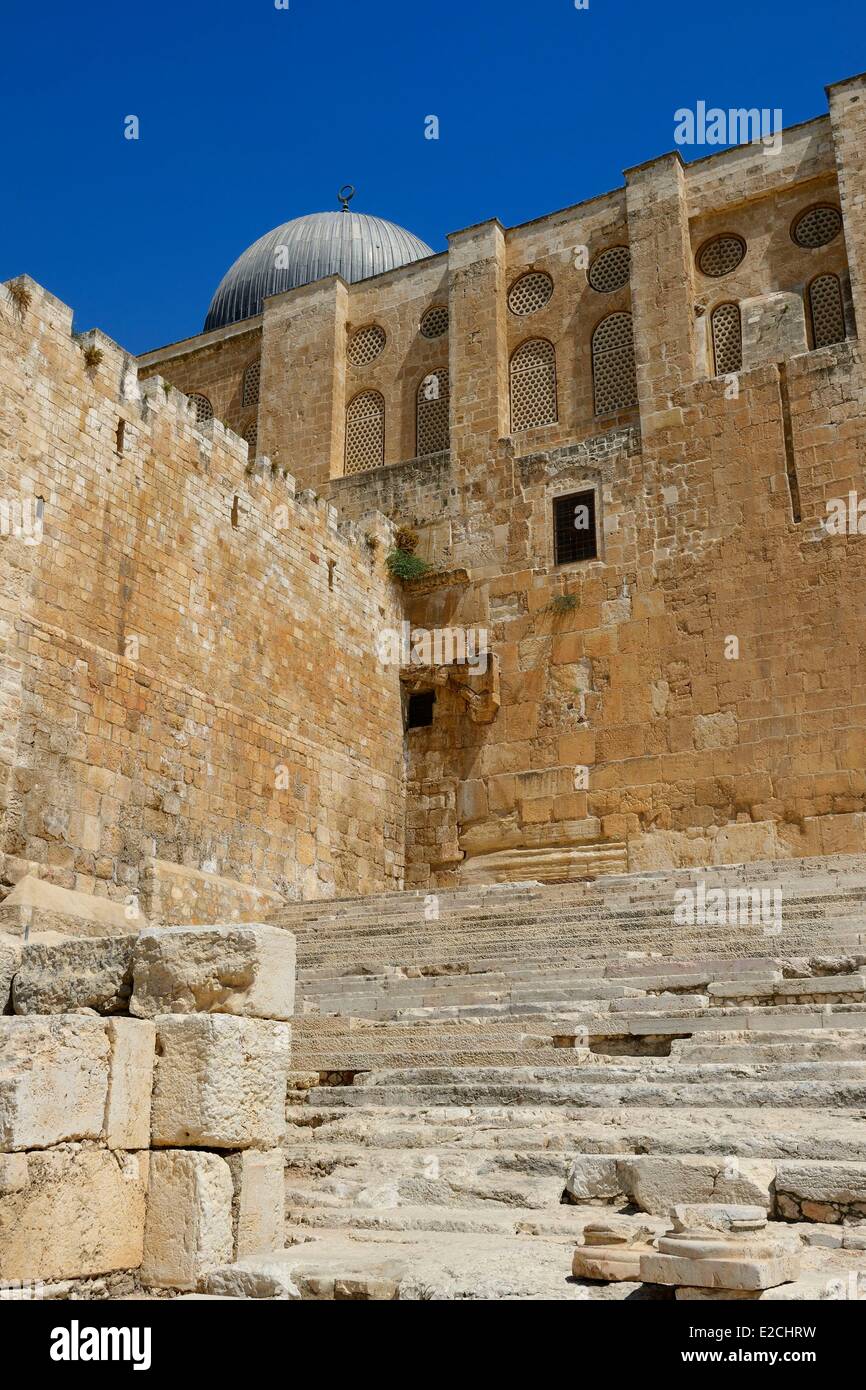 Israele, Gerusalemme, città santa e la città vecchia sono classificati come patrimonio mondiale dall'UNESCO, il Monte del Tempio visto dal centro di Davidson, scala principale dei cancelli di Hulda fino contro la parete del sud parete di ritegno del tempio costruito da Erode il Grande e la moschea Al Aqsa Foto Stock