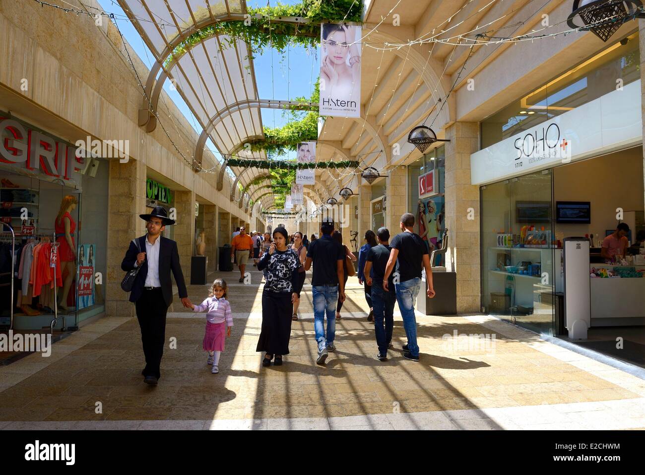 Israele, Gerusalemme, Mamilla mall e lusso strada pedonale dello shopping in città moderna, progettato dall architetto israeliano Moshe Safdie Foto Stock