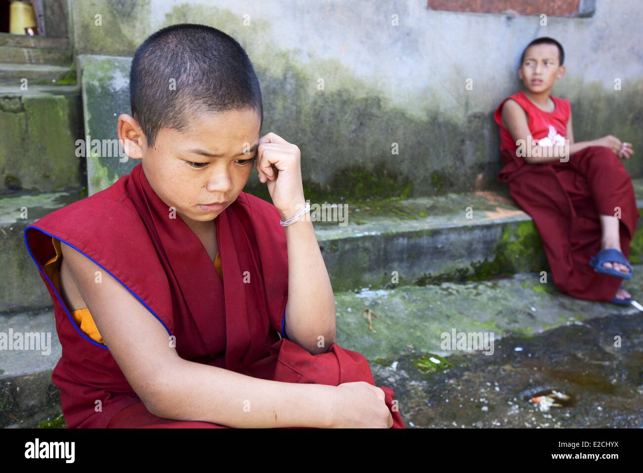 Il Nepal, Valle di Kathmandu, classificato come patrimonio mondiale dall' UNESCO, Kathmandu, giovani monaci del monastero di Swayambhunath Foto Stock