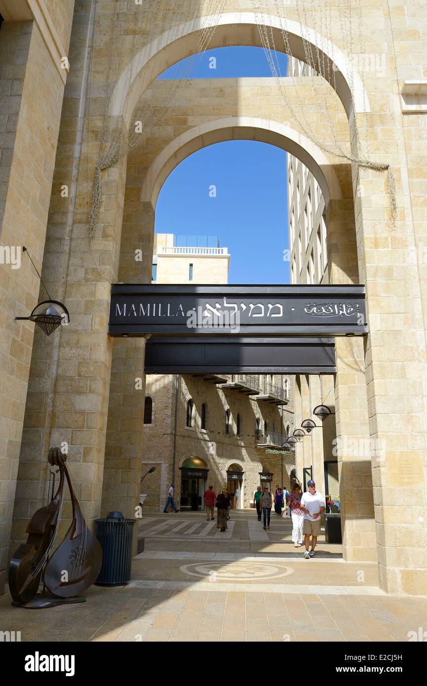 Israele, Gerusalemme, Mamilla mall e lusso strada pedonale dello shopping in città moderna, progettato dall architetto israeliano Moshe Safdie Foto Stock