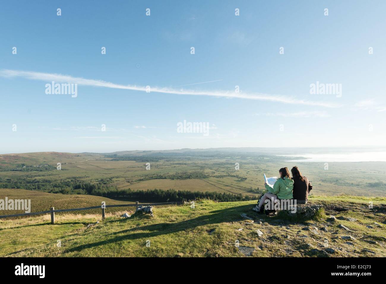 Francia, Finisterre, Parc Naturel Regional d'Armorique Armorica (Parco naturale regionale), Saint Rivoal, escursionismo sul Mont Saint Michel de Brasparts e vista dei Monts d'Arree Foto Stock