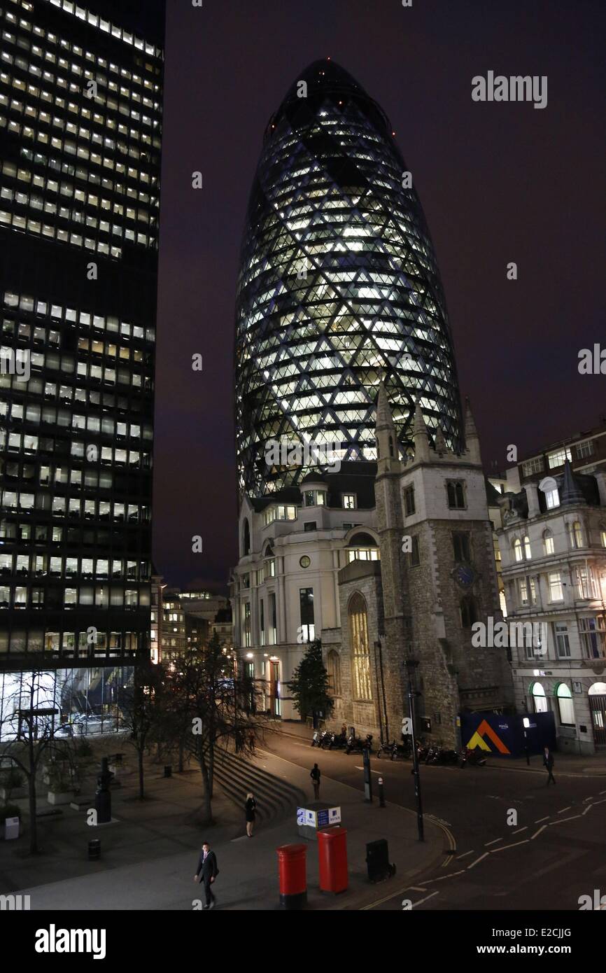 Regno Unito, Londra, il distretto finanziario di notte , 30 St Mary Axe edificio uffici (soprannominato Gherkin) dall'architetto Foto Stock
