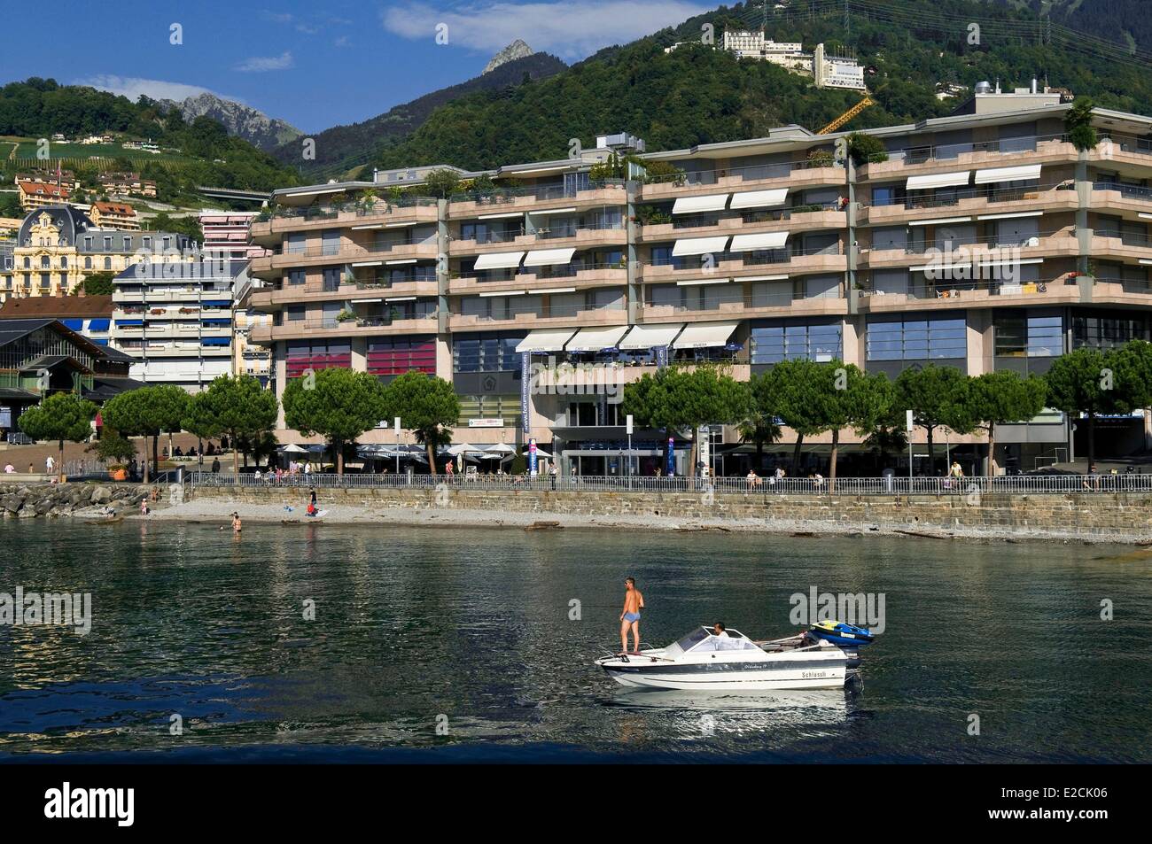 La Svizzera, nel Cantone di Vaud, Montreux, vista dalla barca omnibus Svizzera, sull'estremo hill, la Caux Palace Foto Stock