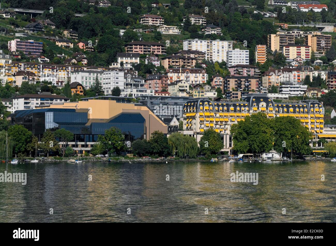 La Svizzera, nel Cantone di Vaud, Montreux, Auditorium Stravinski Montreux Palace e sul Lago di Ginevra visto dalla barca omnibus svizzera Foto Stock
