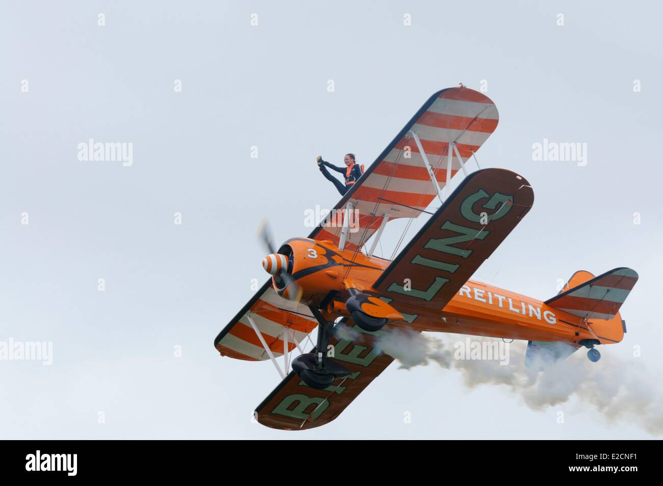 Francia Nord Niergnies riunione aerea di Cambrai pattuglia Breitling su Boeing PT 17 femmina Kaydet stunt performer rendendo le figure su Foto Stock