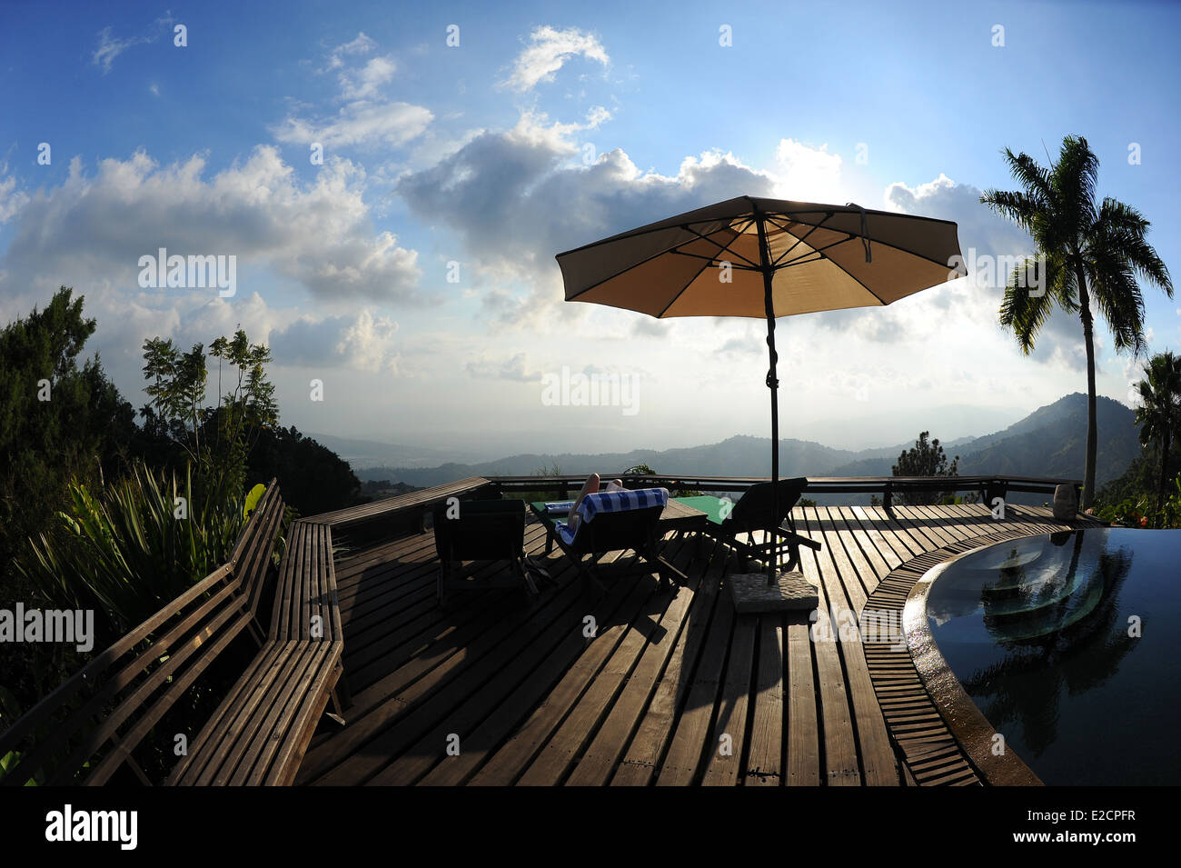 La piscina infinity a Strawberry Hill Hotel Resort nelle Blue Mountains al di sopra di Kingston in Giamaica. Foto Stock