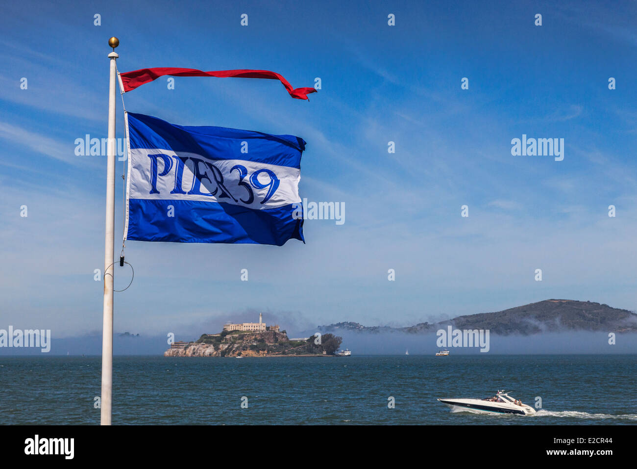 Alcatraz da Pier 39, San Francisco. Alcatraz è parte del Golden Gate National Recreation Area, ed è gestito da... Foto Stock