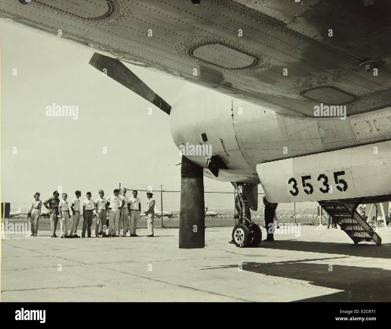 Questa foto mostra gli interni di una fabbrica aerospaziale Convair/General Dynamics a San Diego. L'azienda ha svolto un ruolo significativo nello sviluppo di aerei militari e civili, contribuendo all'industria aerospaziale e della difesa per tutta la metà del XX secolo. Inoltre, mette in evidenza la forza lavoro responsabile della produzione di tecnologie aeronautiche all'avanguardia. Foto Stock