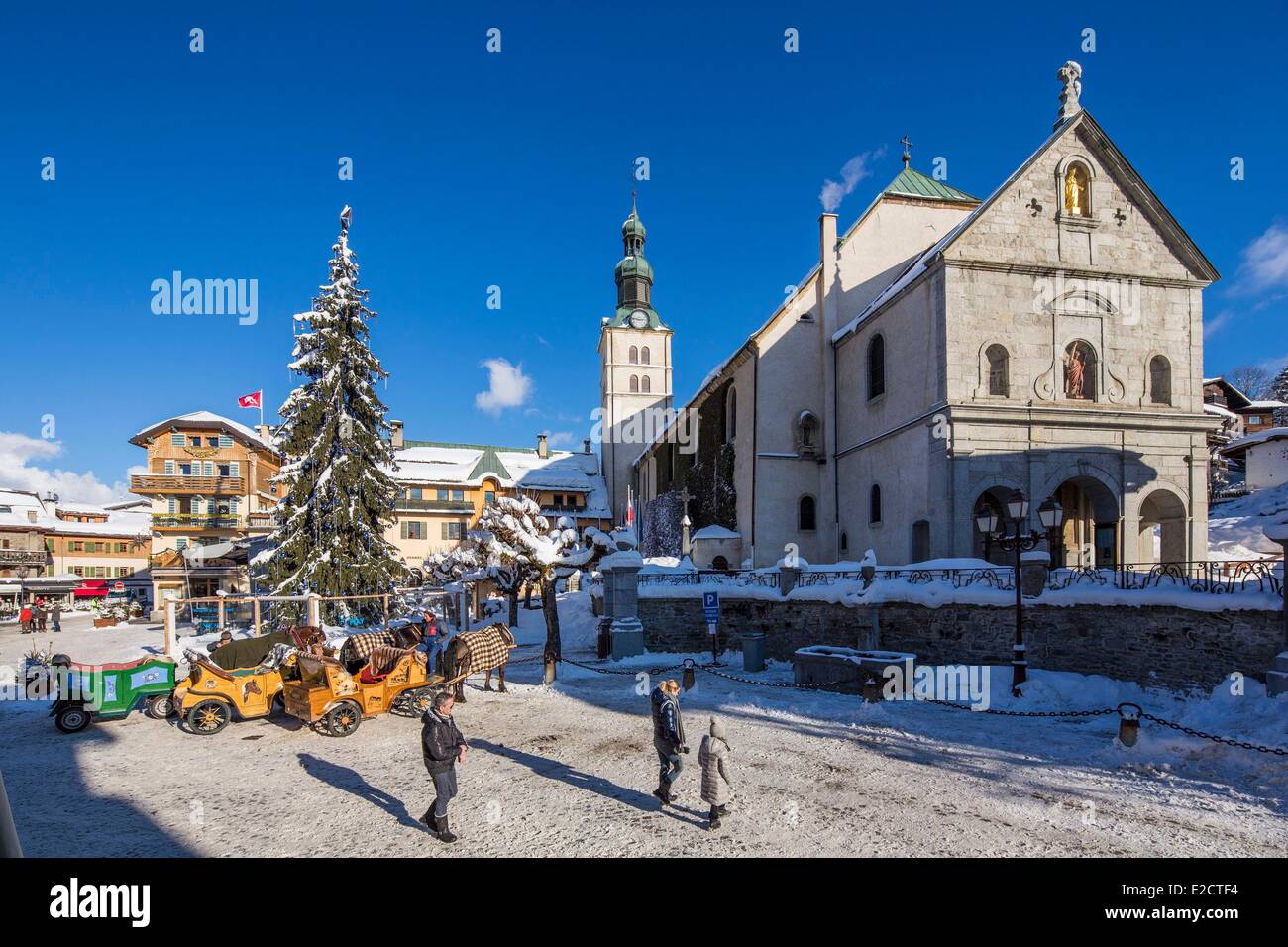 Francia Haute Savoie Megeve strada pedonale la Maison Allard e le slitte taxi Foto Stock