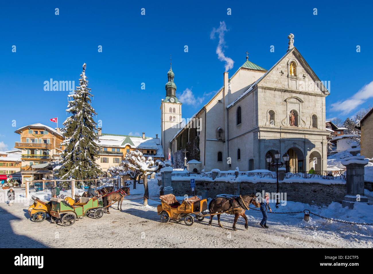 Francia Haute Savoie Megeve strada pedonale la Maison Allard e le slitte taxi Foto Stock