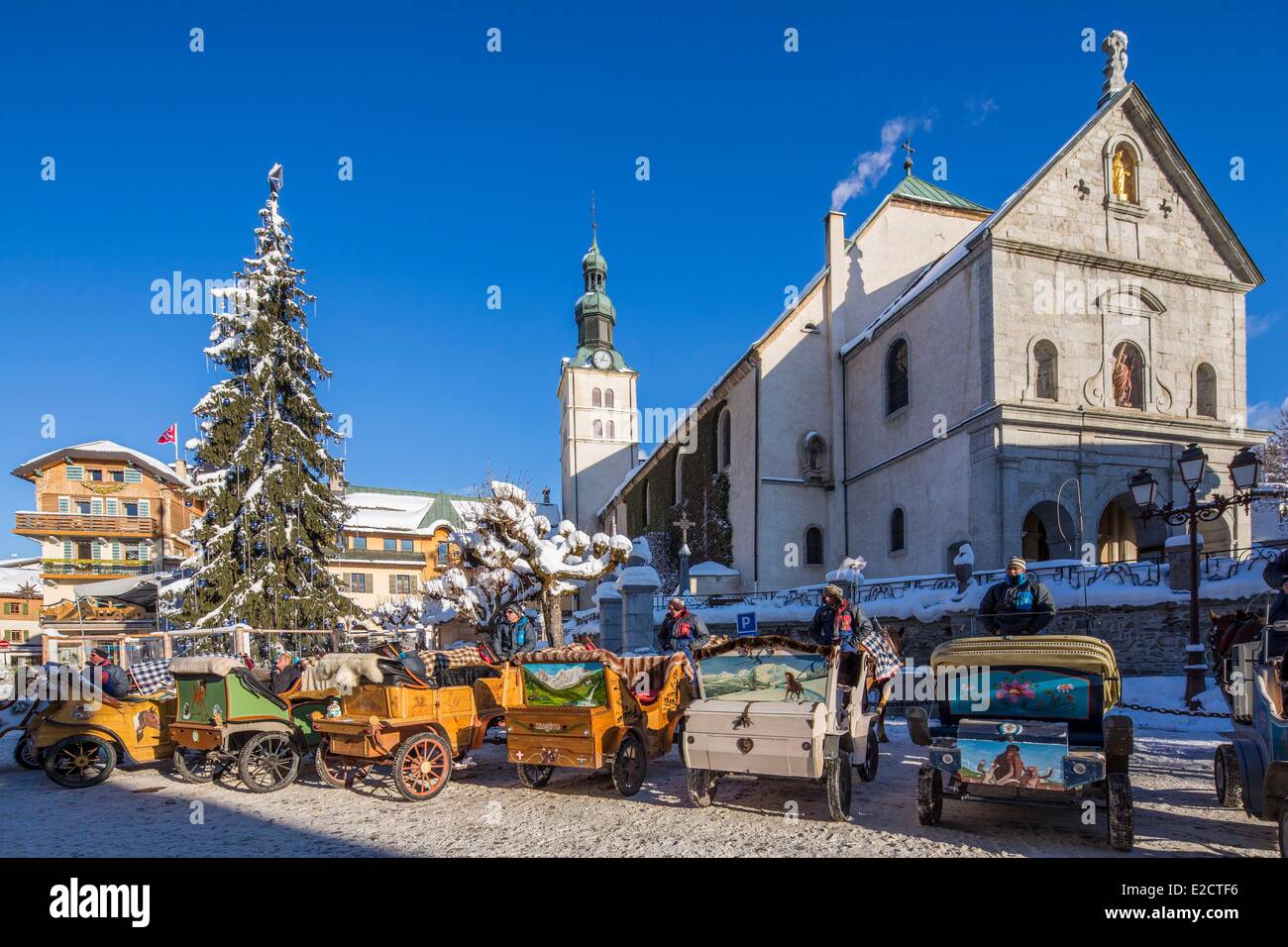 Francia Haute Savoie Megeve strada pedonale la Maison Allard e le slitte taxi Foto Stock