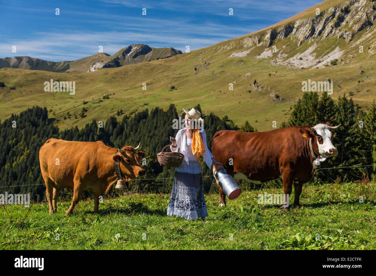 Francia Haute Savoie Morzine La Cote d'Arbroz il pass di Ancrenaz pastorella Foto Stock