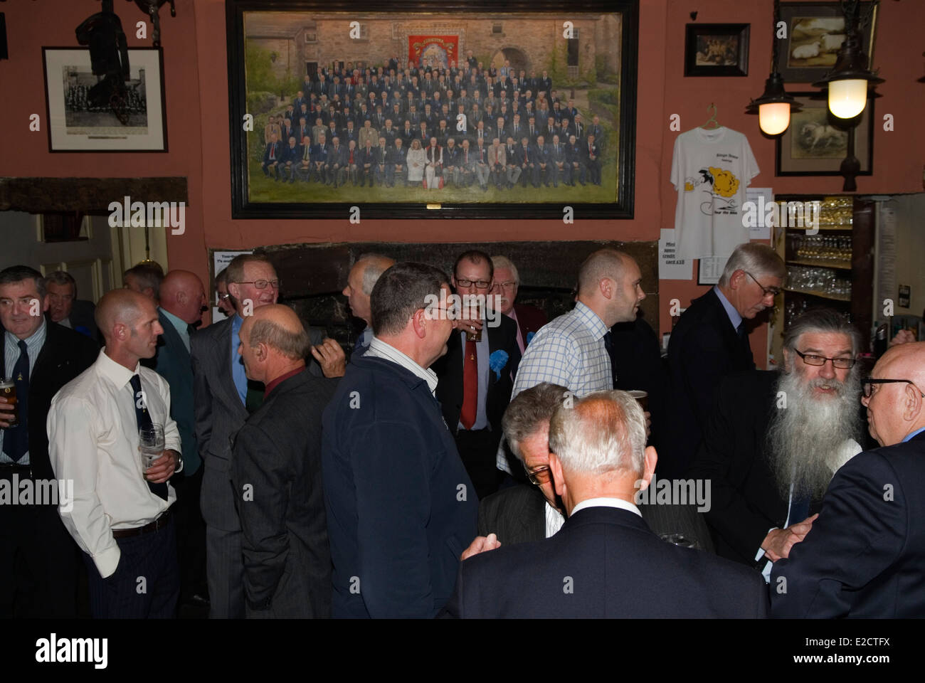 Kings Arms Hotel, Askrigg, North Yorkshire. Village Friendly Society, membri del bar del Before the Annual Walk to Church dietro lo striscione della Askrigg Friendly Society. I membri onorari indossano una rosetta bianca, mentre i membri ordinari ne indossano una blu. Askrigg, North Yorkshire, Inghilterra 5 giugno 2014 2010s UK HOMER SYKES Foto Stock