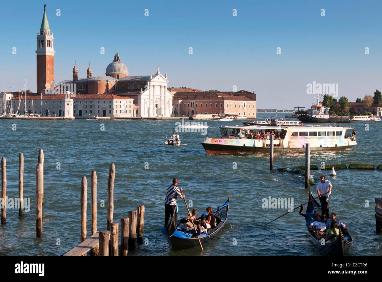 Italia Veneto Venezia elencati come patrimonio mondiale dall' UNESCO Quay a Piazza San Marco con gondole e la vista di San Giorgio Foto Stock
