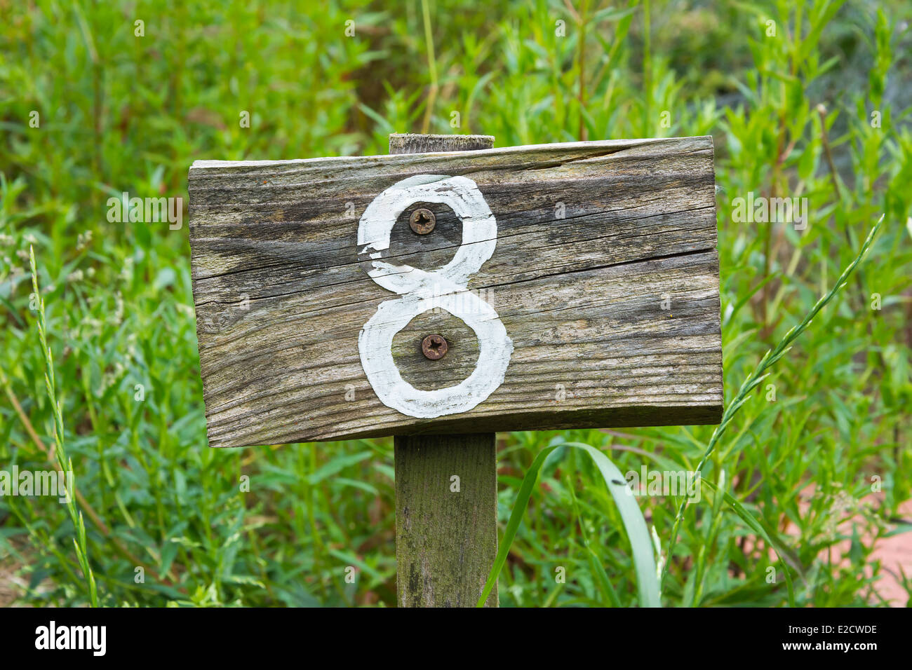 Cartello in legno dando giardino numero del posto di osservazione Foto Stock