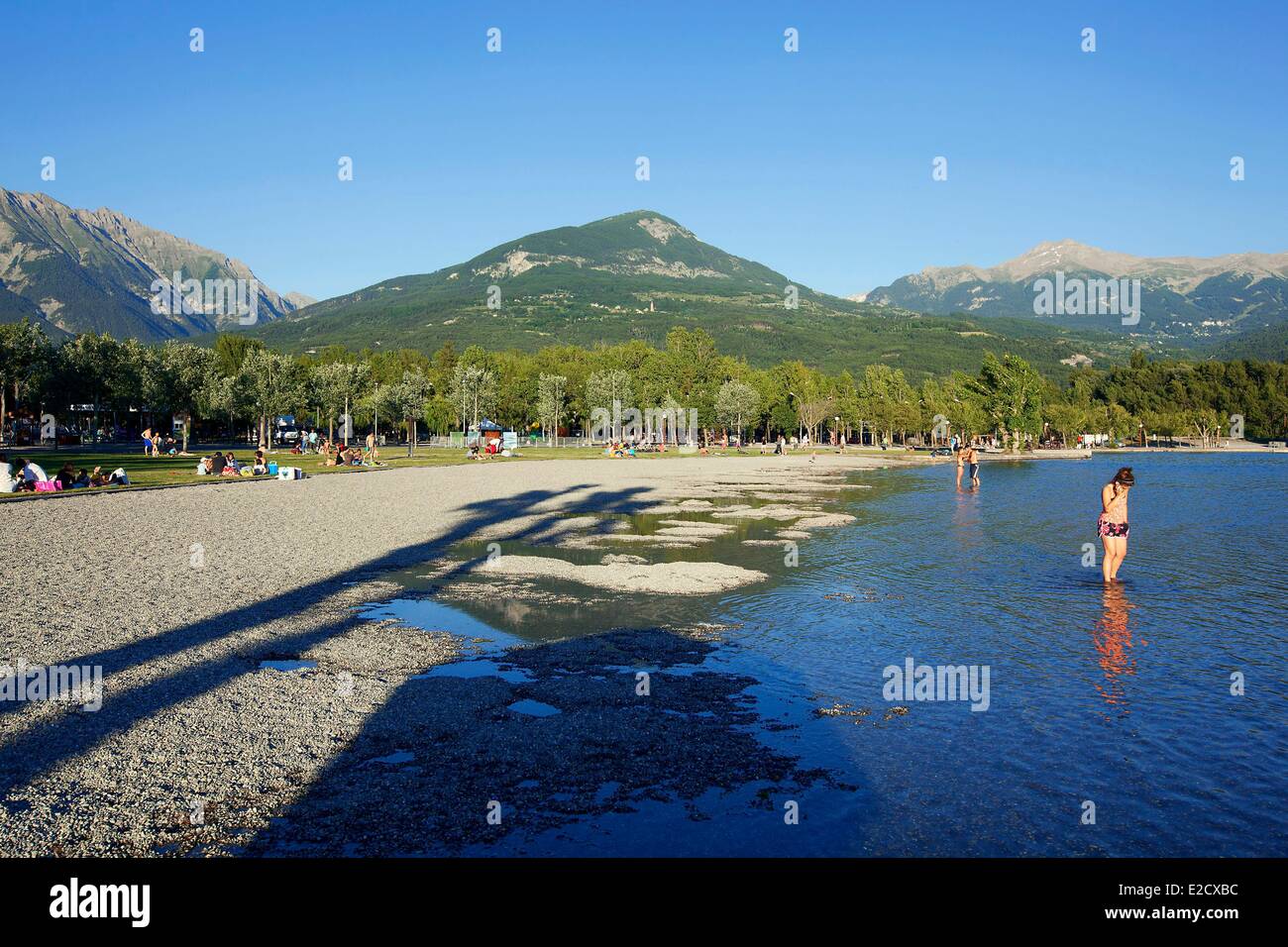 Francia Hautes Alpes Acqua di Embrun e il centro per il tempo libero Foto Stock