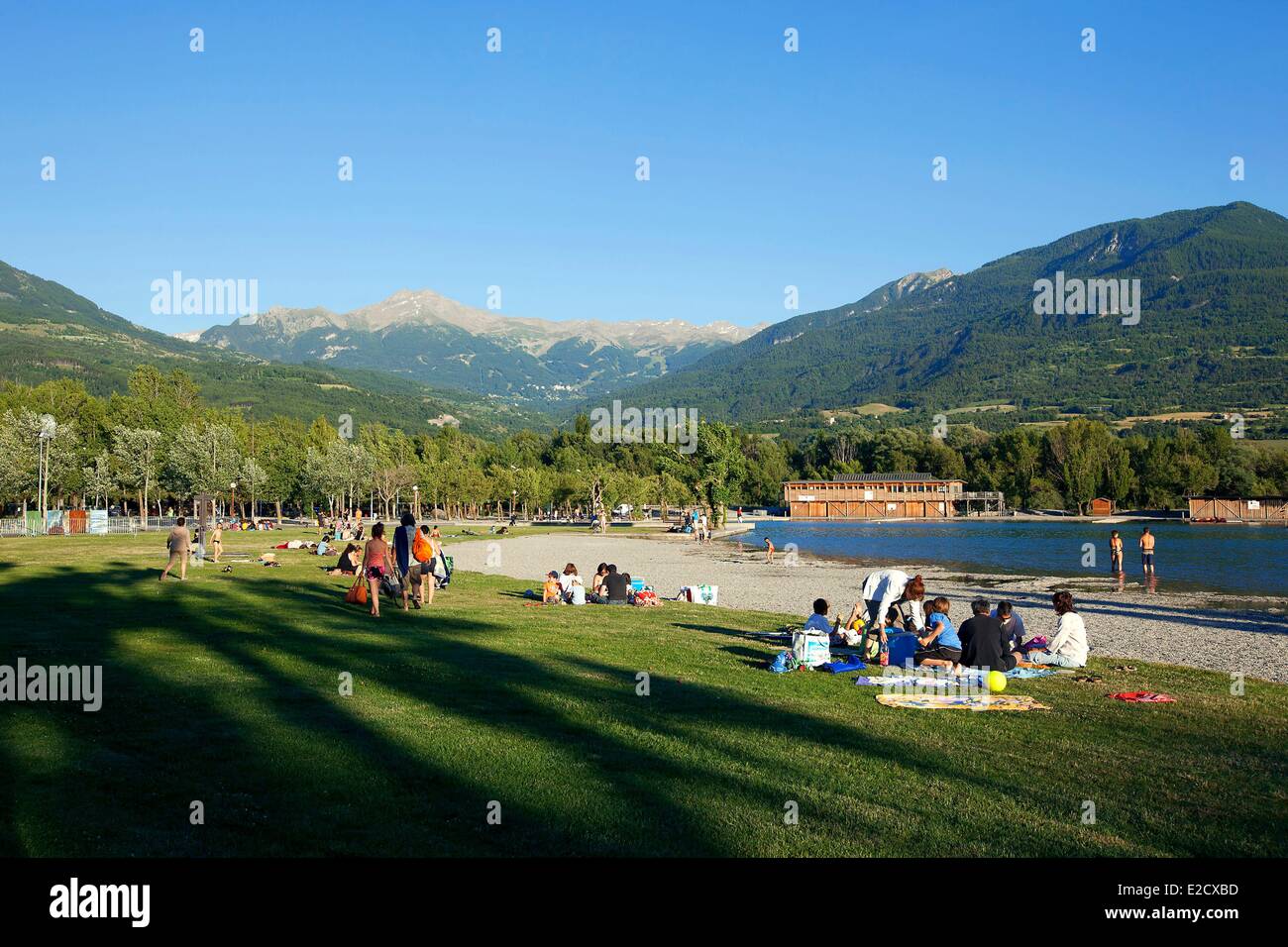Francia Hautes Alpes Acqua di Embrun e il centro per il tempo libero Foto Stock