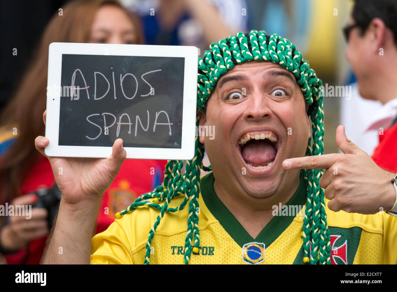 Rio de Janeiro, Brasile. Il 18 giugno, 2014. Appassionati di calcio/calcetto : una ventola contiene un segno nelle gabbie a leggere 'addio Spagna' durante la Coppa del Mondo FIFA Brasile 2014 Gruppo B match tra Spagna 0-2 Cile presso Maracana Stadium di Rio de Janeiro in Brasile . Credito: Maurizio Borsari/AFLO/Alamy Live News Foto Stock