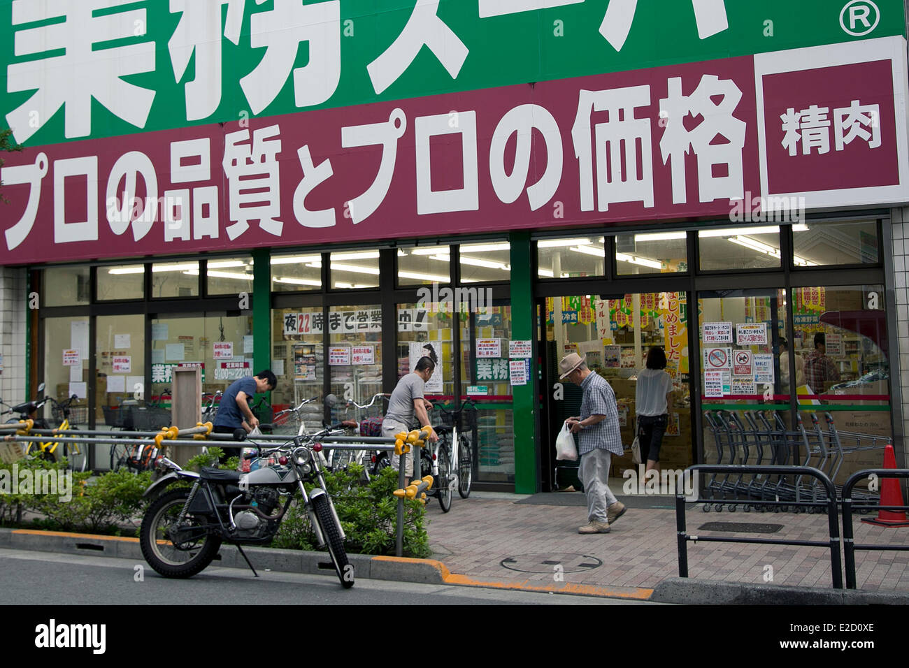 Tokyo, Giappone - i clienti acquistano prodotti all'Gyomu Super in Koenji il 19 giugno 2014. Il Gyomu Super o all'ingrosso supermercato ha segnalato un costante incremento annuale sulle loro vendite dal 2006 al 2013. Questo tipo di franchising è un quartiere di testa di KOBE BUSSAN CO., LTD con 658 negozi (come di Ottobre 31, 2013) in Giappone. (Foto di Rodrigo Reyes Marin/AFLO) Foto Stock