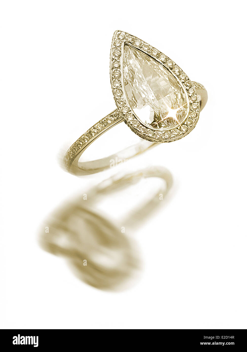 Anello di diamante su sfondo bianco Foto Stock