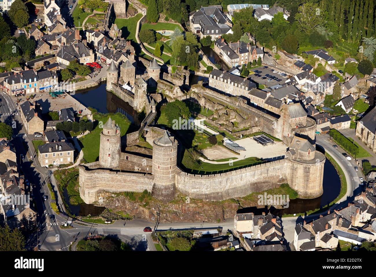 Francia Ille et Vilaine Fougeres il Chateau de Fougeres uno del più grande castello francese (vista aerea) Foto Stock