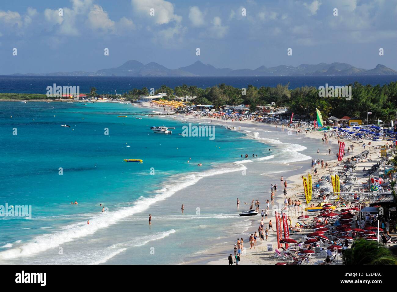 Francia Guadalupa Saint Martin Orient Bay Beach con le acque turchesi di Saint Barthelemy all'orizzonte Foto Stock