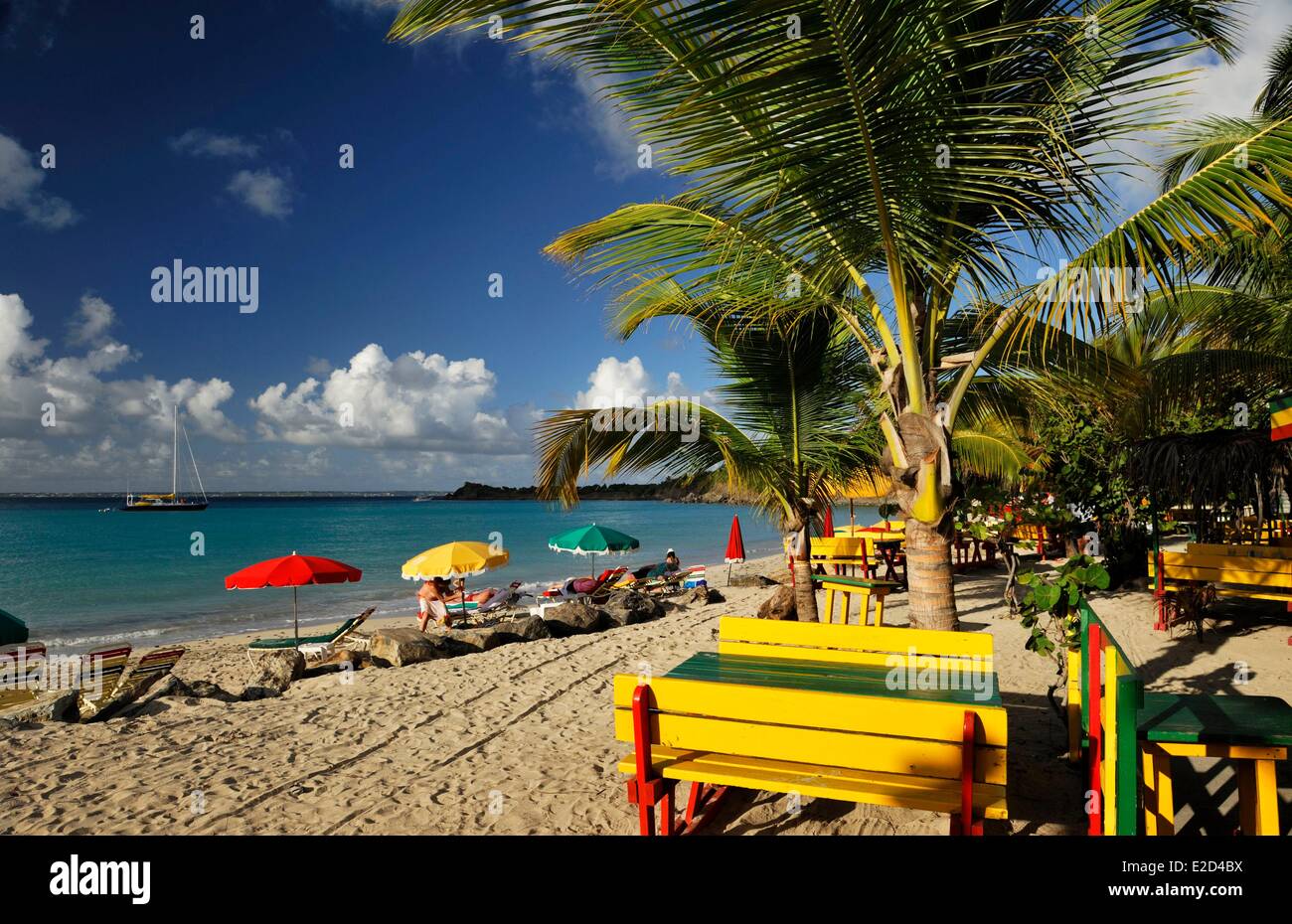 Francia Guadalupa Saint Martin anse padri o Friar's Bay beach arredamento dipinto in rosso giallo e verde Foto Stock