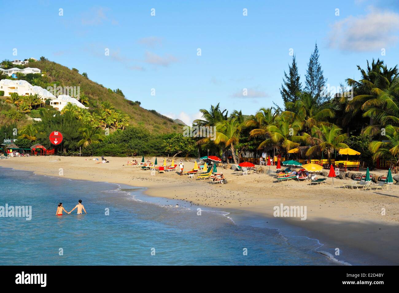 Francia Guadalupa Saint Martin anse padri o Friar's Bay matura in acqua per la cintura e tenendo le mani Foto Stock