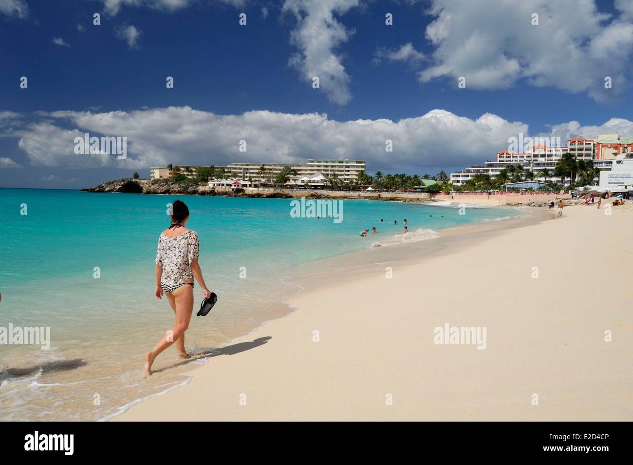 Paesi Bassi Paesi Bassi Antilles Saint Martin (Sint Maarten) Maho Bay giovane donna da dietro di camminare sulla spiaggia situato a Foto Stock