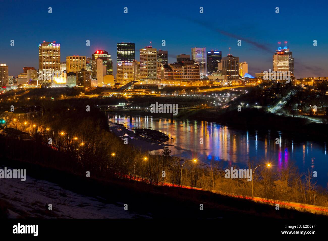 Canada Alberta Edmonton downtown e a nord del Fiume Saskatchewan vista notturna Foto Stock