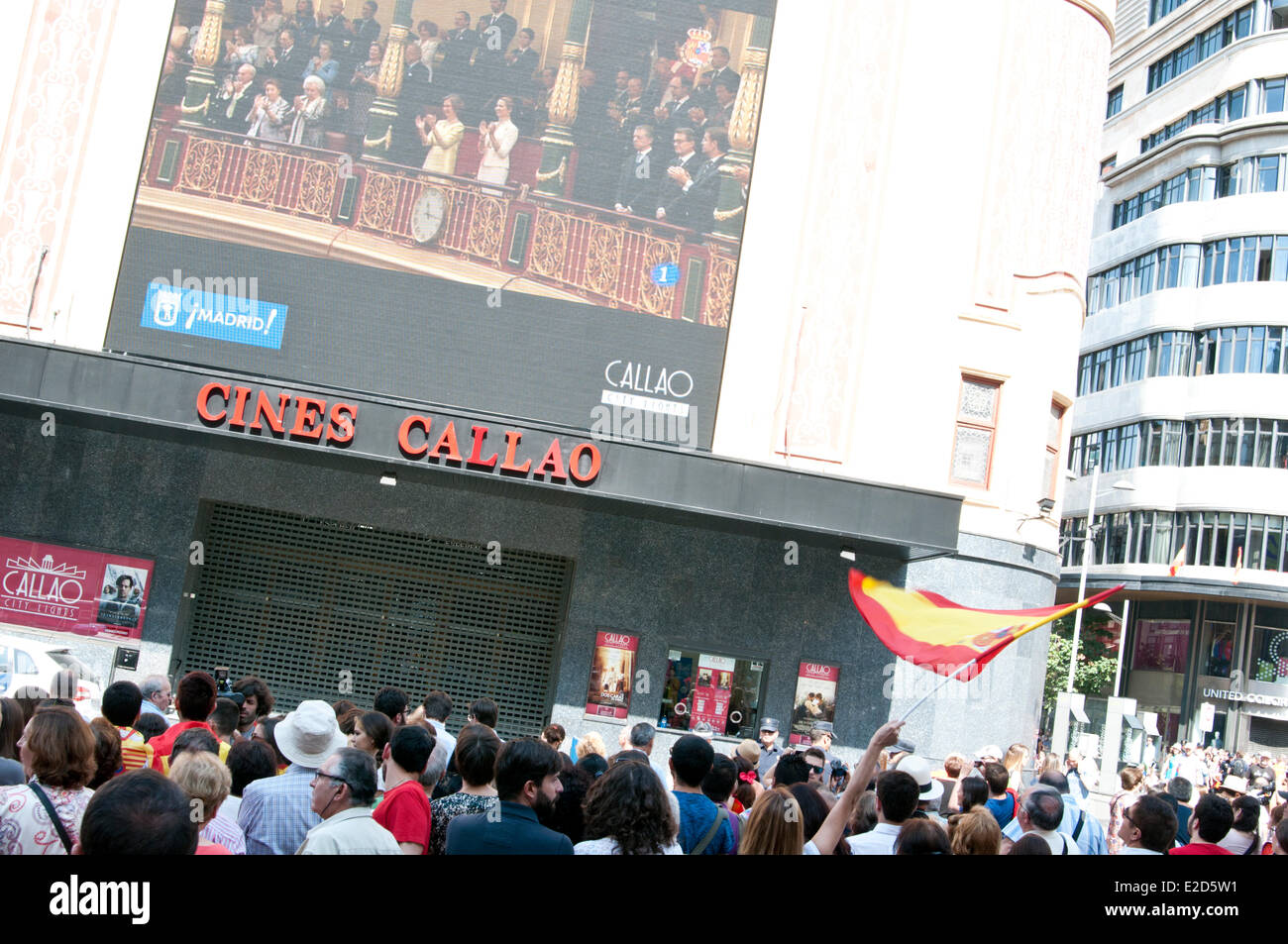 Madrid, Spagna. 19 giugno 2014. La folla guarda il giuramento in cerimonie di Spagna il re Felipe VI nel centro di Madrid. Credito: Angela Bonilla/Alamy Live News Foto Stock