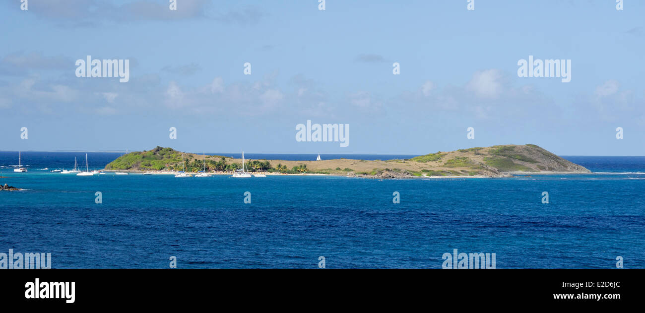 Francia Guadalupa Saint Martin Orient Bay Green Cay isoletta barche ormeggiate di fronte all'isolotto Foto Stock