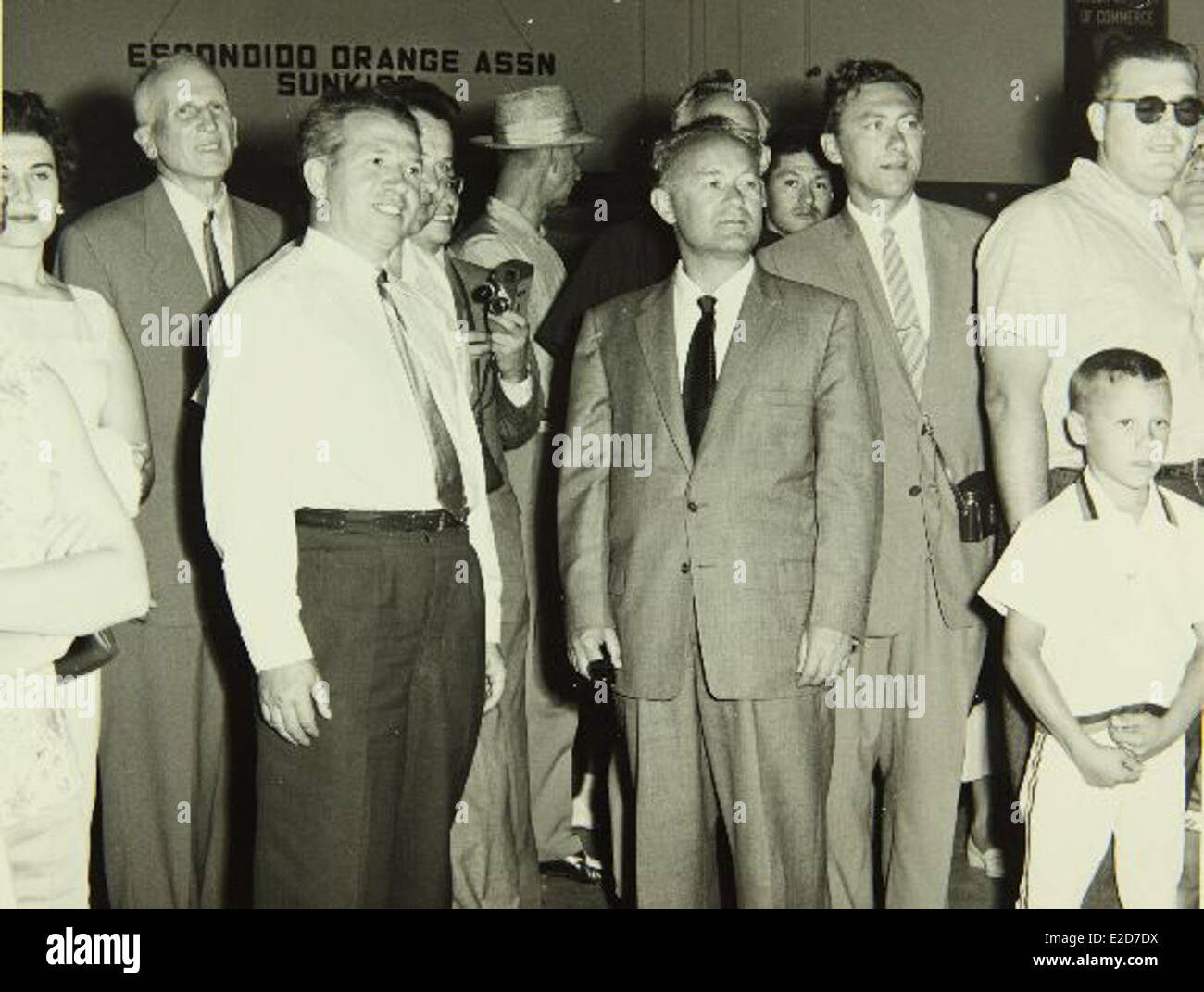 Questa immagine mostra il personale e le operazioni all'interno delle fabbriche aerospaziali Convair/General Dynamics, illustrando i loro contributi alla produzione di aeromobili e missili durante i periodi storici chiave. Foto Stock