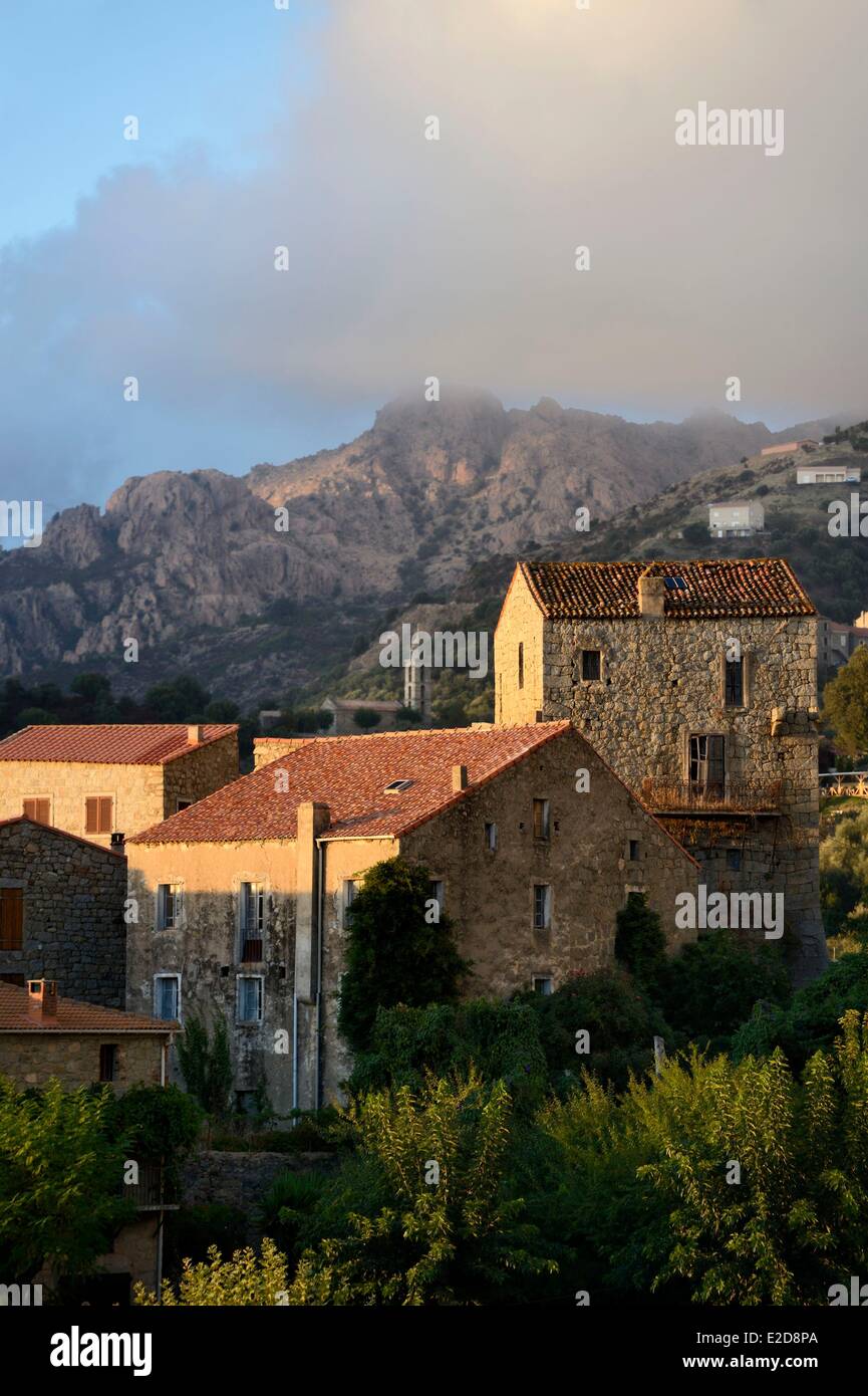 La Francia Corse du Sud Sartene regione villaggio di Fozzano sulla destra la casa forte (fortificate manor house) della famiglia Durazzo Foto Stock