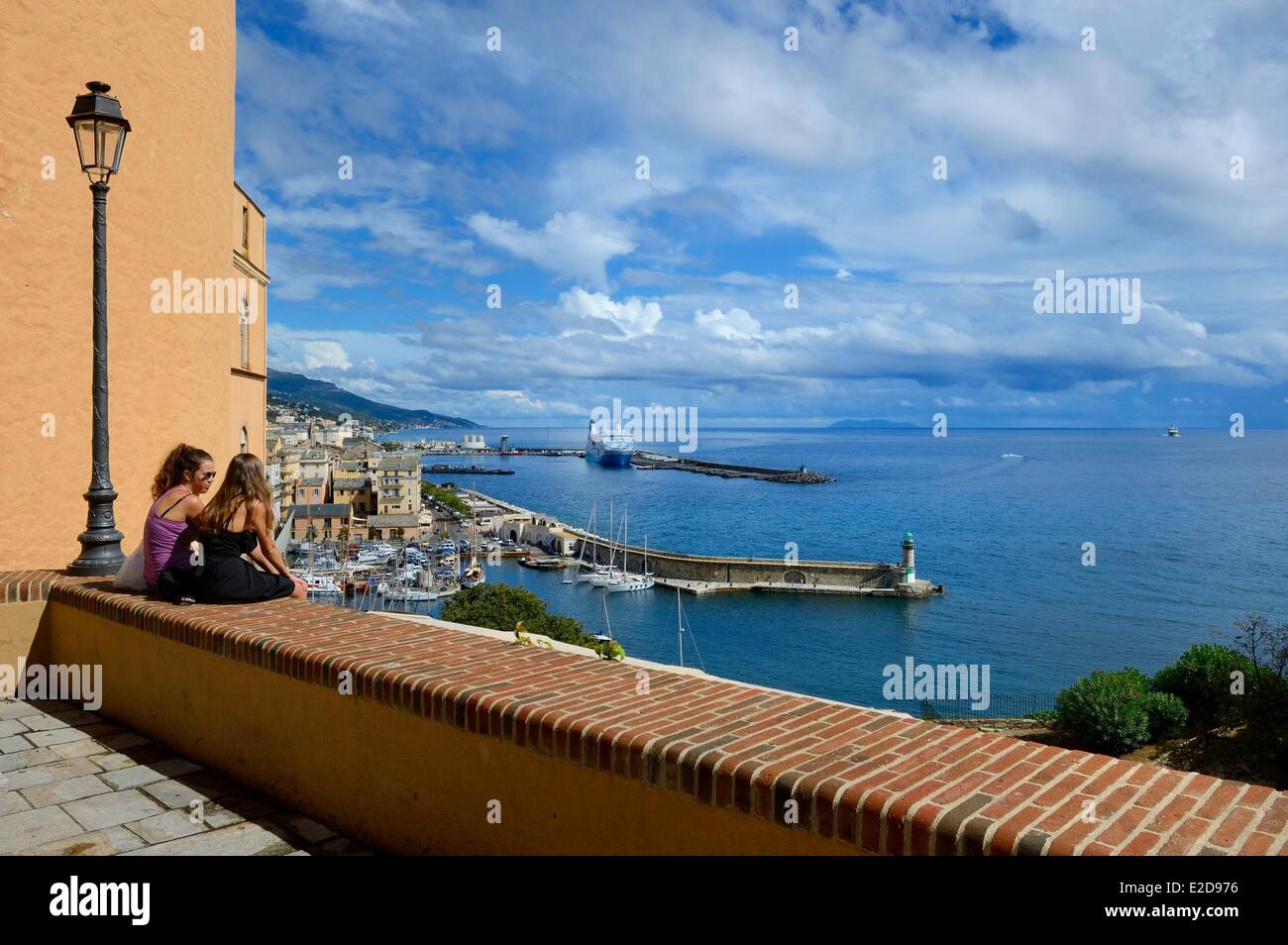 Francia, Haute Corse, Bastia, la cittadella quartiere di Terra Nova, la vista del porto dalla place du Donjon e Isola di Capraia dell arcipelago toscano in background Foto Stock