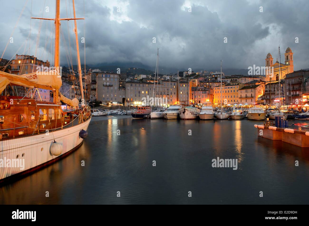 Francia, Haute Corse, Bastia, il porto dominato da St Jean Baptiste Chiesa Foto Stock
