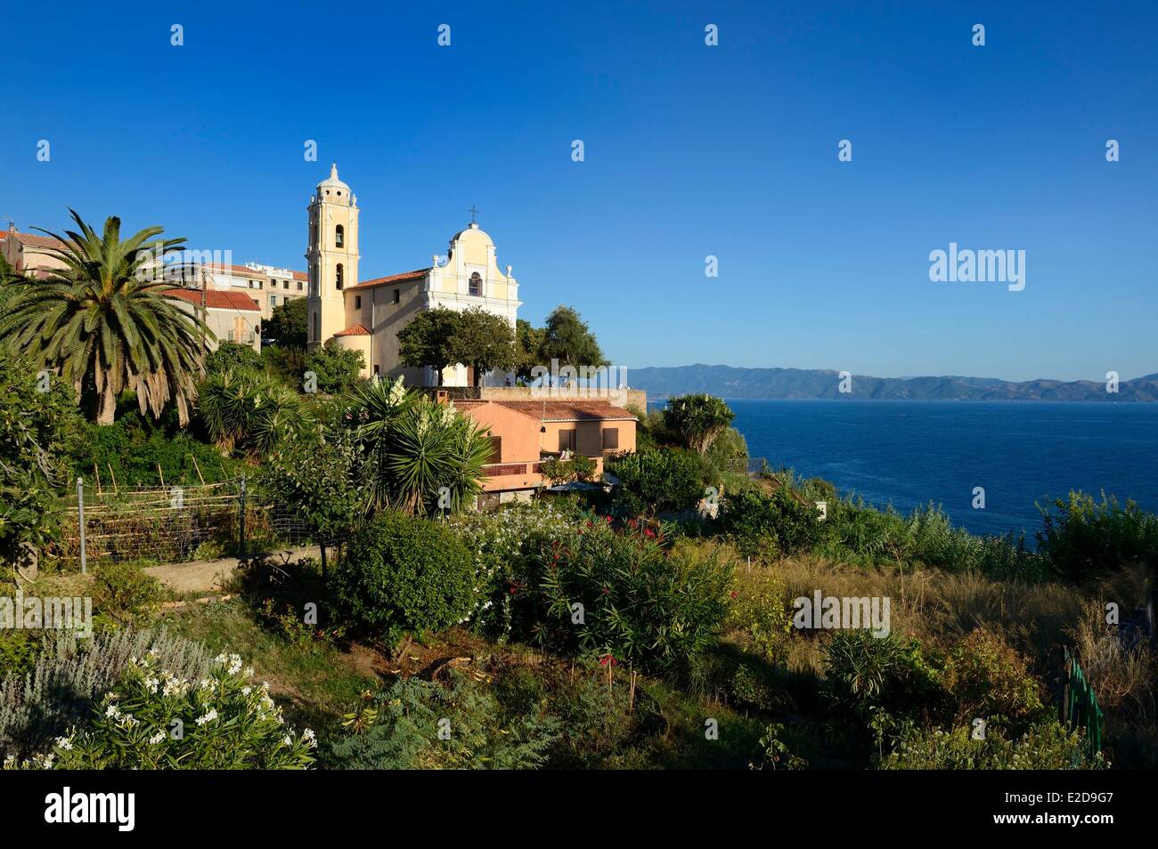 Francia, Corse du Sud, Cargese, chiesa cattolica (di rito latino) costruita nel XIX secolo su una terrazza a strapiombo sul golfo di Sagone Foto Stock
