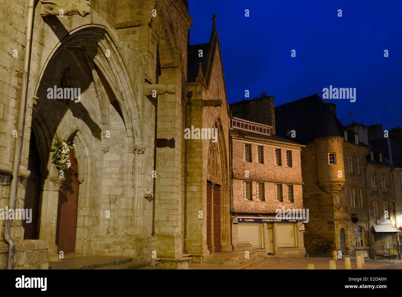 Francia Cotes d'Armor Guingamp Notre Dame Street Basilica di Notre Dame de Bon secours e casa con una torretta Foto Stock