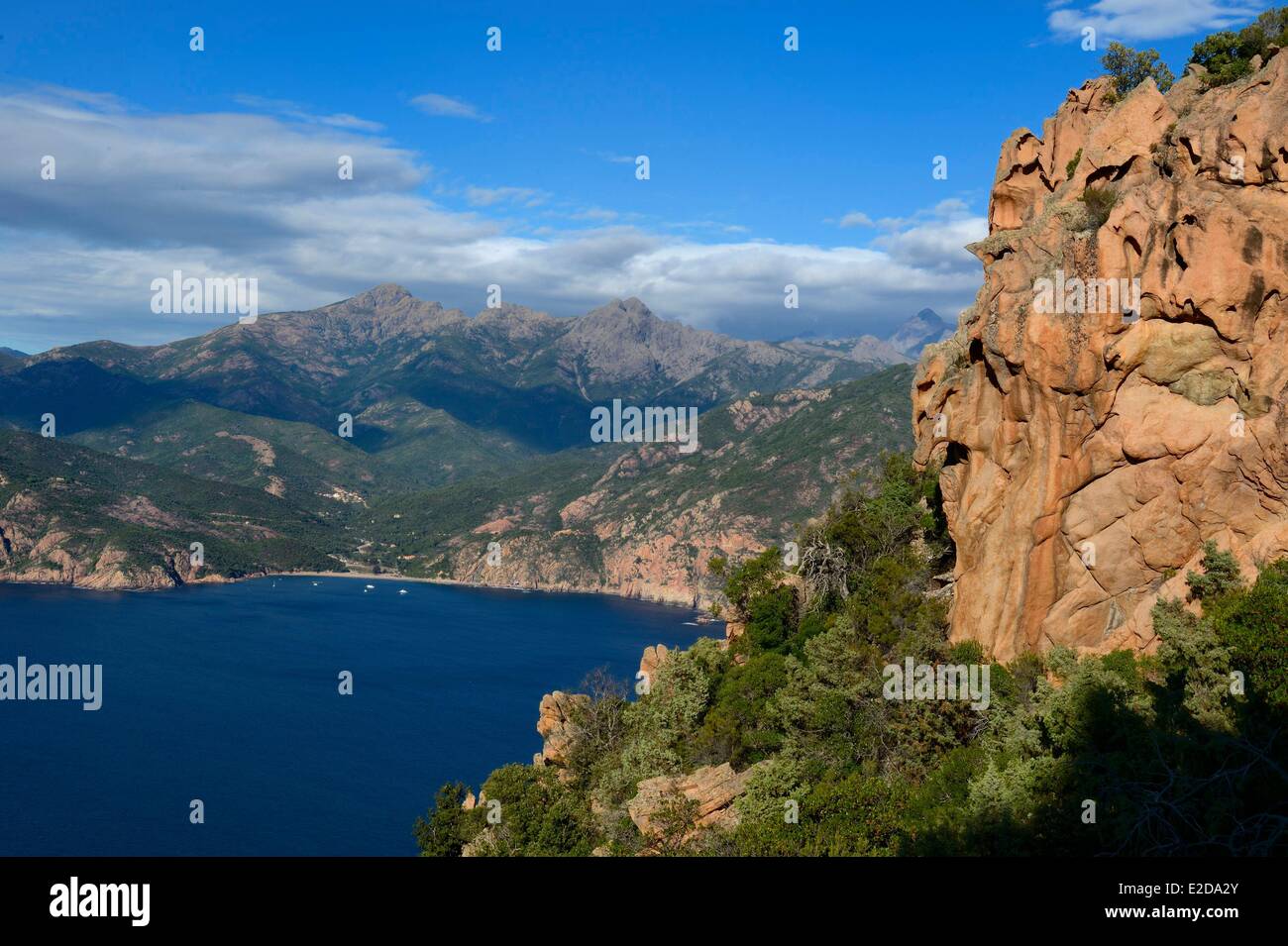 Francia, Corse du Sud, Golfe de Porto, classificato come patrimonio mondiale dall UNESCO, le insenature di Piana (Calanches de Piana) con le rocce di granito rosa e la spiaggia di Bussaglia in background Foto Stock