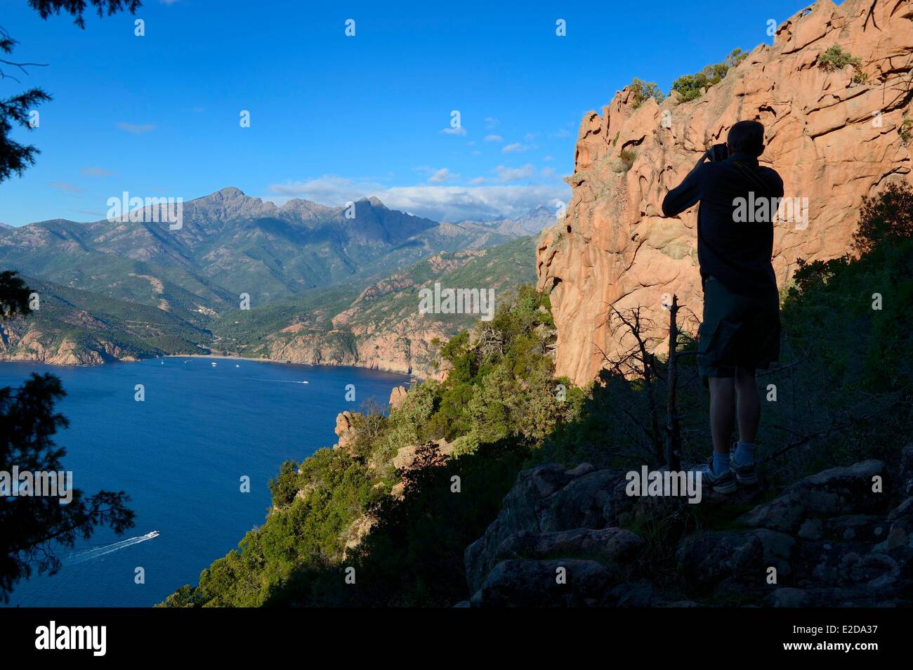 Francia, Corse du Sud, Golfe de Porto, classificato come patrimonio mondiale dall UNESCO, le insenature di Piana (Calanches de Piana) con le rocce di granito rosa e la spiaggia di Bussaglia in background Foto Stock