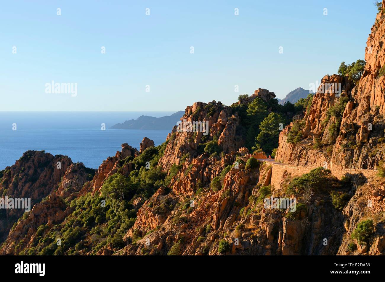 Francia, Corse du Sud, Golfe de Porto, classificato come patrimonio mondiale dall UNESCO, le insenature di Piana (Calanches de Piana) con le rocce di granito rosa e la D81 strada fra Porto e Cargese Foto Stock