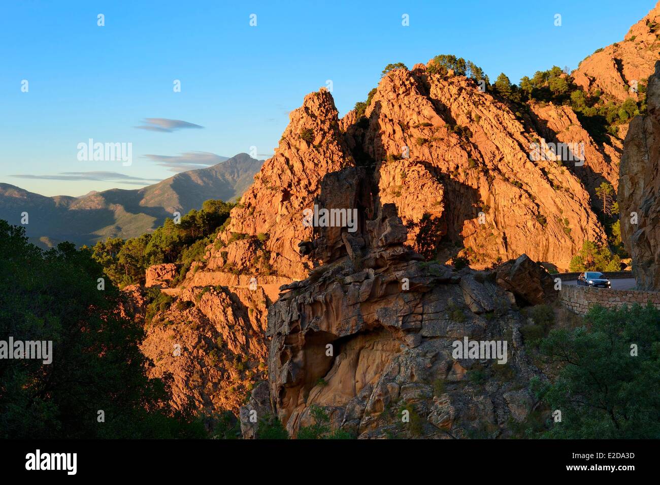 Francia, Corse du Sud, Golfe de Porto, classificato come patrimonio mondiale dall UNESCO, le insenature di Piana (Calanches de Piana) con le rocce di granito rosa e la D81 strada fra Porto e Cargese Foto Stock
