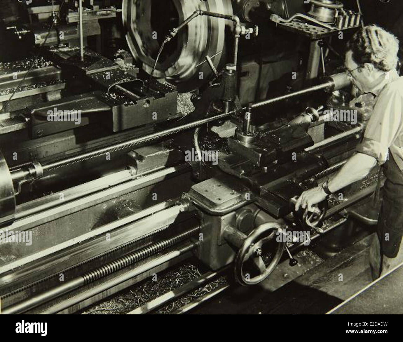 Questa immagine mostra l'impianto e il personale coinvolti nello sviluppo di varie tecnologie aeronautiche e aerospaziali da parte di Convair e General Dynamics. Gli impianti sono stati fondamentali nell'innovazione aerospaziale militare e civile. Foto Stock