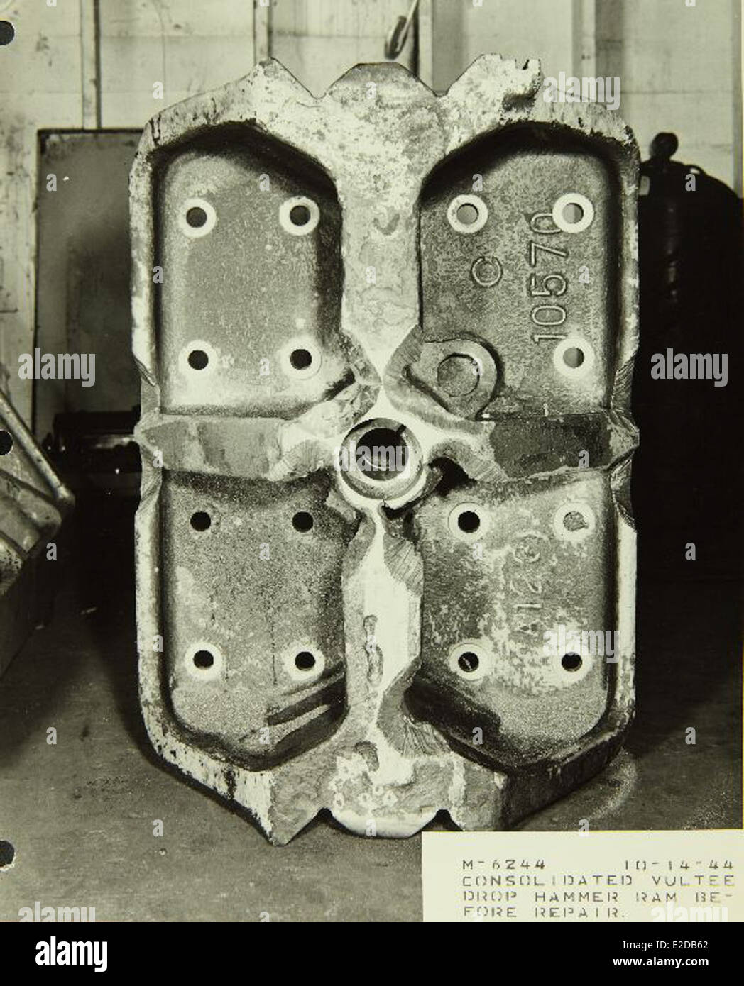 Questa foto di Convair/General Dynamics mostra i dipendenti che lavorano nelle fabbriche aerospaziali di San Diego. L'immagine cattura la portata e l'impatto del processo di produzione sull'aviazione militare statunitense. Foto Stock