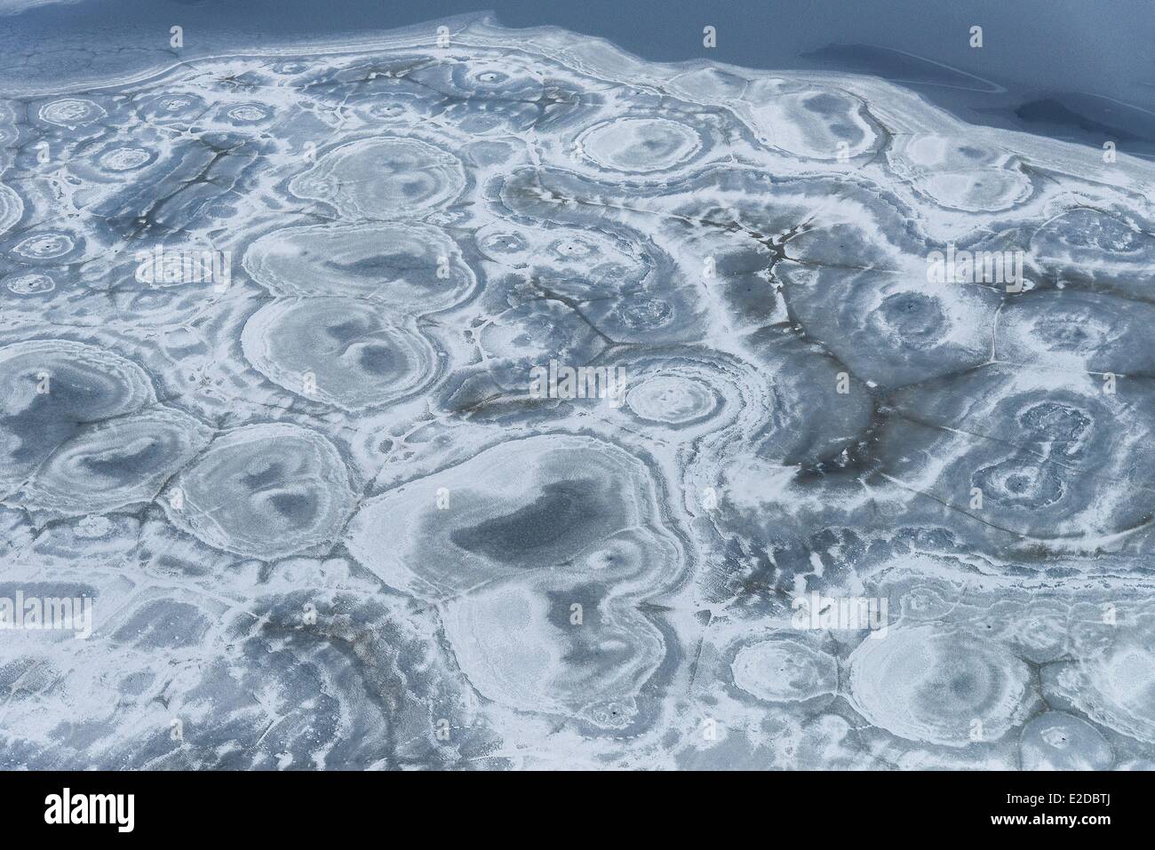 Francia Puy de Dome Pulverieres del ghiaccio sulla superficie dello stagno Etang Grand (vista aerea) Foto Stock