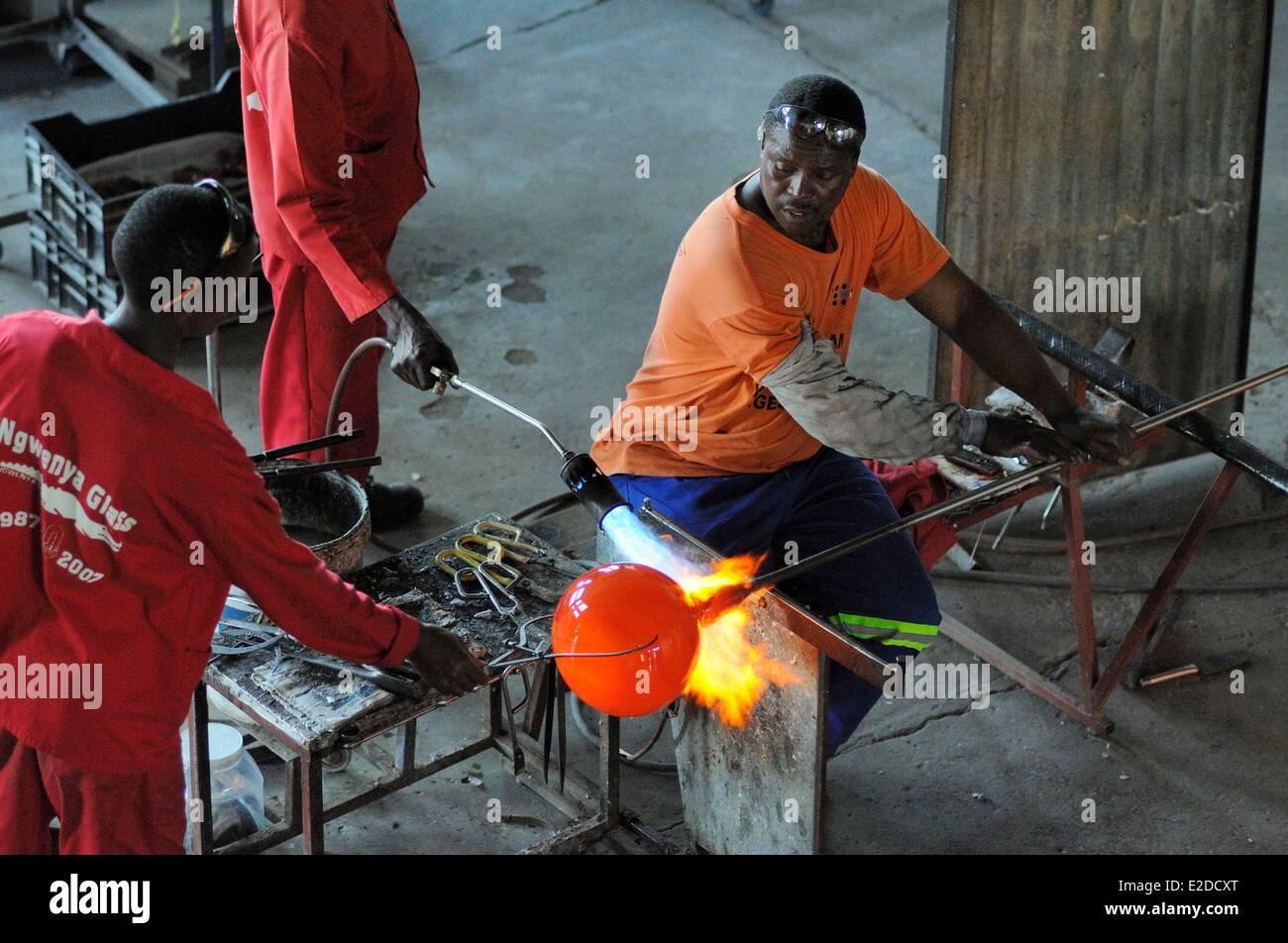 Swaziland, Hhohho district, Ngwenya Fabbrica del Vetro, ogni elemento realizzato a mano da 100 % vetro riciclato Foto Stock