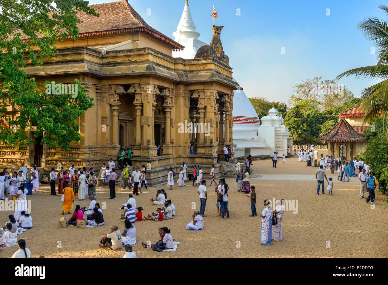 Sri Lanka Provincia Occidentale del Distretto di Colombo Kelaniya Kelaniya Raja Maha Vihara il tempio Buddista pellegrini seduto di fronte al Foto Stock
