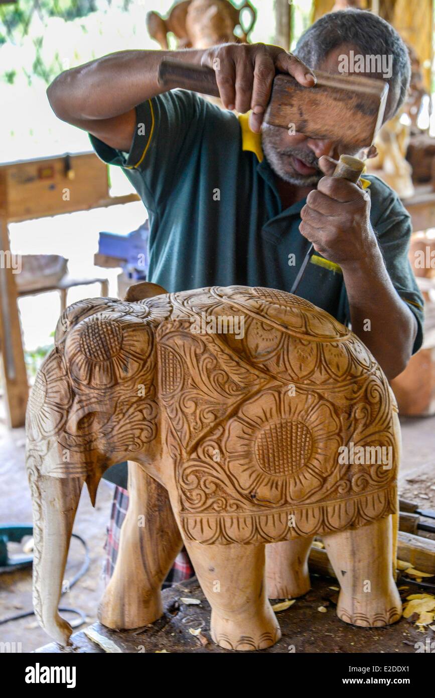 Sri Lanka Provincia centrosettentrionale Polonnaruwa District Sigiriya uomo Scolpitura a mano con un cesello di legno un elefante Foto Stock