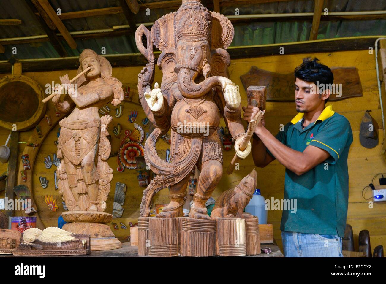 Sri Lanka Provincia centrosettentrionale Polonnaruwa District Sigiriya uomo Scolpitura a mano con un cesello di legno una rappresentazione Foto Stock