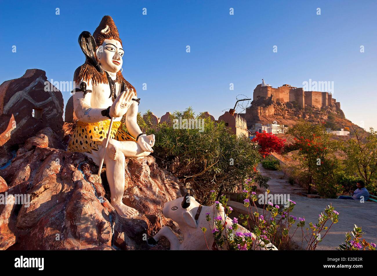India Rajasthan Jodhpur statua del signore Shiva e il Fort Mehrangarhr Foto Stock